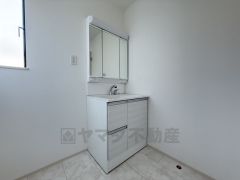 三面鏡裏収納付き洗面化粧台です＾＾ 歯磨きセットやスキンケア用品などの収納に便利ですね。