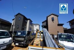 全3区画の新築戸建です＾＾ 左側が1号棟、右側が3号棟、奥が2号棟。