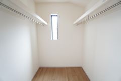 収納力豊富なウォークインクローゼット。洋服や小物などを1箇所にまとめて美しい収納を実現します。スーツケースのような大型の荷物も置けます＾＾