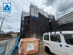 A号棟。現地2026年8月撮影。 駐車3台可能。マイカー用や来客時にも安心です。最寄りバス停まで徒歩3分。天神・博多駅行。