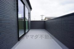 陽当たりの良いバルコニーです。お洗濯やお布団干しはもちろん、日光浴スペースにも＾＾足元は防水工事施工済です。