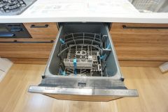 家事の時間が短縮できる食器洗浄乾燥機付。後片付けもラクラクです。