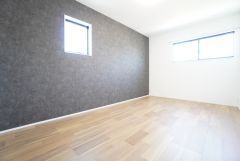 7.5帖。主寝室としてお使いいただけそうなこちらのお部屋は、日当たりが良く、爽やかな風を感じて起きる朝は、快適生活の始まりに。