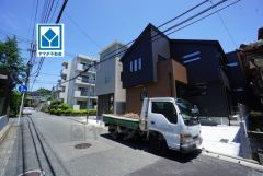 前面道路は西側約6ｍの公道に面しています。