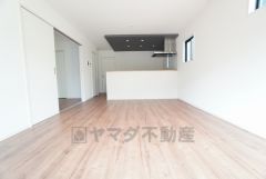 窓から光が差し込む明るいダイニングです＾＾