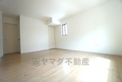 家族が集まる開放的なリビング。思い思いの時間を過ごしたり食事をしたり、素敵な団らんの場になりますね。