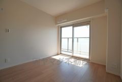 6帖。主寝室としてお使いいただけそうなこちらのお部屋は、日当たりが良く、爽やかな風を感じて起きる朝は、快適生活の始まりに。