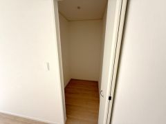 洋室にはウォークインクローゼットが設けられています。たっぷり収納できるので衣替えの心配もいりませんね＾＾