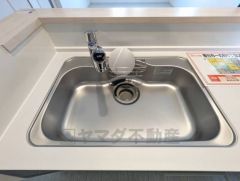 大きなお鍋も楽々洗える幅の広いシンクです＾＾ステンレスシンクなので簡単にお掃除できますよ。洗剤やスポンジもすっきりできる収納付き。