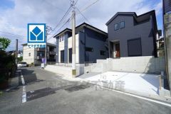 前面道路は南西側約6.4ｍの公道に面しています。