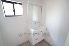 三面鏡裏収納付き洗面化粧台です＾＾ 歯磨きセットやスキンケア用品などの収納に便利ですね。ランドリースペース上部には窓も付いており換気に便利です＾＾