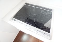 お手入れのしやすいIHクッキングヒーターです。3口コンロなので、効率よくお料理が楽しめます。毎日のお料理も楽しくなりますね＾＾