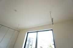 室内干しができる物干し台が天井から設置されていて梅雨時期などにとても便利です。
