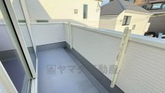 南東向きで陽当たりの良いバルコニーです。お洗濯やお布団干しはもちろん、日光浴スペースにも＾＾足元は防水工事施工済です。