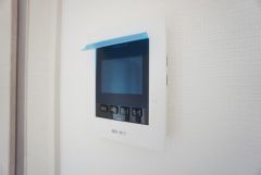 防犯性、セキュリティ対策に安心できるテレビモニター付きインターフォンです。セールスマン対策にもなり安心できます。