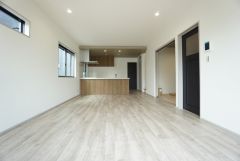 大きな掃き出し窓のあるリビングは、陽光あふれる明るい空間です。ゆったりと寛げる憩いの場となりそうです。