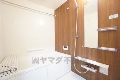 1日の疲れを癒すくつろぎのバスルーム。足を伸ばしてもゆったりと入れるサイズです。お子様と一緒にお風呂に入っても狭くないですね＾＾