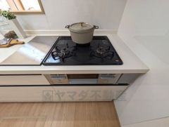 3種類の料理が同時に調理できる、3口ガスコンロ。忙しい夕食の支度時間が短縮できて効率よくお料理が楽しめます。