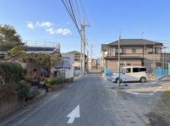 前面道路は北側約4ｍ、西側約1.7ｍに面しています。 角地なので、開放感が得られます。 また、日差しが入りやすく、家の奥まで明るくなるのが嬉しいポイントです。 