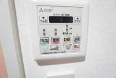 浴室暖房乾燥機には、暖房、乾燥、涼風、換気の4つの機能が付いています。タイマー付きです。換気・雨の日の洗濯も安心です＾＾