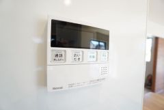 キッチン横からお湯張り、追い炊き、足し湯がボタン一つで楽々操作できる給湯機リモコンです。忙しい夕飯準備の時間帯に重宝しますね。