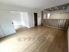 キッチン上部は折下げ天井のアクセントクロスでお洒落な空間です＾＾