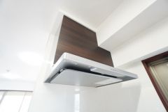 お手入れが簡単なスリム型レンジフードです。調理により発生する油煙や臭いを吸い込み、屋外へ排気してくれます。