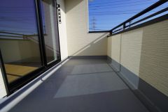 陽当たりの良い広々としたバルコニーです。お洗濯やお布団干しはもちろん、日光浴スペースにもご利用いただけます＾＾ 