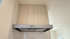 コンロ上には換気扇完備＾＾調理時の蒸気や匂いが換気扇に誘導され、効率的に排煙ができます＾＾