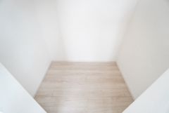 収納量たっぷりのクローゼット。ハンガーパイプ付で散らかりがちな洋服類もきれいに整理できます。使用頻度が少ないものは枕棚の上に、足元には3段ボックスを置いて、フル活用できるクローゼットです。