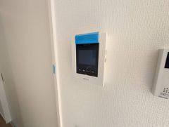 防犯はもちろん、セールスマン対策にもなるモニター付きインターホンです。 来訪者の顔が見えるので安心ですね＾＾