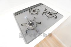 3種類の料理が同時に調理できる、3口ガスコンロ。忙しい夕食の支度時間が短縮できて効率よくお料理が楽しめます。 