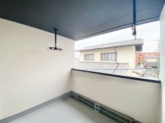 屋根があるため天候に左右されにくいインナーバルコニー。洗濯物を干したまま外出しているとき、急に雨が降り出しても、インナーバルコニーなら洗濯物が濡れてしまうことを防げます＾＾