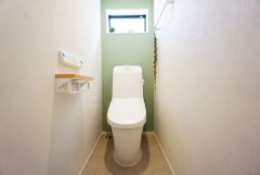 清潔感のあるトイレは窓付きです。