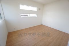 ナチュラル色のフローリングで開放的な優しい雰囲気になっています＾＾