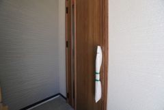 家の顔となる玄関扉がかっこいいと、たくさんの人を招き入れたくなりますね＾＾奥まって設置されており、雨にも濡れにくくなっています。