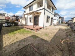 広々としたお庭付き＾＾日光浴やガーデニングはもちろん、お子さまの外遊びの場としても＾＾リビング・和室からも様子が見守れるので安心です＾＾ 