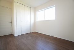 2面採光を確保した明るい室内は、風通しも良く、大変居心地の良い空間となっております。日当たりがよく、子供部屋としての利用もおすすめ。