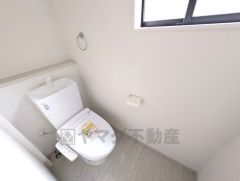 1階2階の2ヶ所にトイレがありますので、忙しい朝にも家族に気を使わず、ゆとりが生まれますね＾＾ 小窓付きで換気する時に便利です＾＾