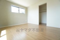 主寝室としてお使いいただけそうなこちらのお部屋は、日当たりが良く、爽やかな風を感じて起きる朝は、快適生活の始まりに＾＾