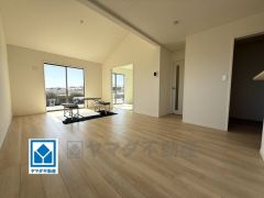 大きな掃き出し窓のあるリビングは、陽光あふれる明るい空間です。ゆったりと寛げる憩いの場となりそうです。