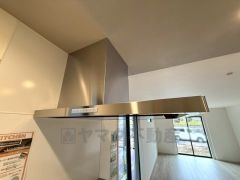 調理時の蒸気や匂いが換気扇に誘導され、効率的に排煙ができます＾＾