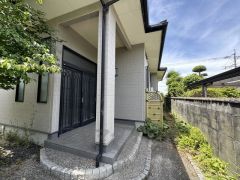 玄関には屋根があるので雨の日も安心してカバンの中から鍵が探せますね＾＾