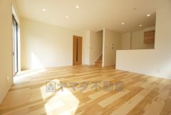 大きな掃き出し窓のあるリビングは、陽光あふれる明るい空間です。ゆったりと寛げる憩いの場となりそうです。