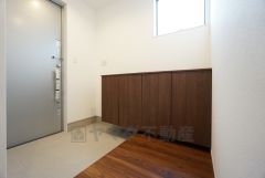 シューズボックス付きの明るい玄関。