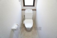 ウォシュレット、暖房便座、節電・節水機能など、使い勝手のよい高機能トイレです。 上部には収納棚が付いています＾＾