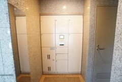 不在時でも荷物が受け取れる宅配ボックス完備。共働きの家庭や外出の多い方に便利。お子様の留守番中も安心ですね＾＾