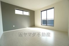 主寝室としてお使いいただけそうなこちらのお部屋は、日当たりが良く、爽やかな風を感じて起きる朝は、快適生活の始まりに。