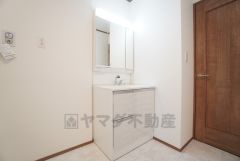 三面鏡裏収納付き洗面化粧台です＾＾ 歯磨きセットやスキンケア用品などの収納に便利ですね。 生活感も隠すことができ、来客時にも安心です。