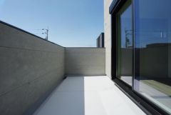 広々としたバルコニー。 天気のいい日にはお布団もまとめて干せそうですね＾＾